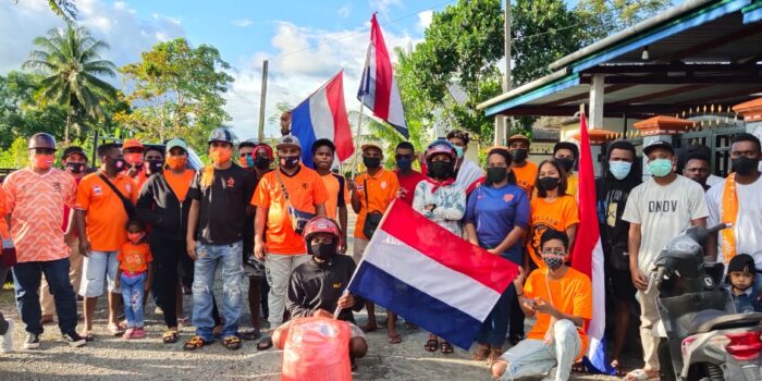 Sore Ini, Ikuti Larangan Kapolres, Fans Fanatik Belanda Timika Bagi Masker Gratis