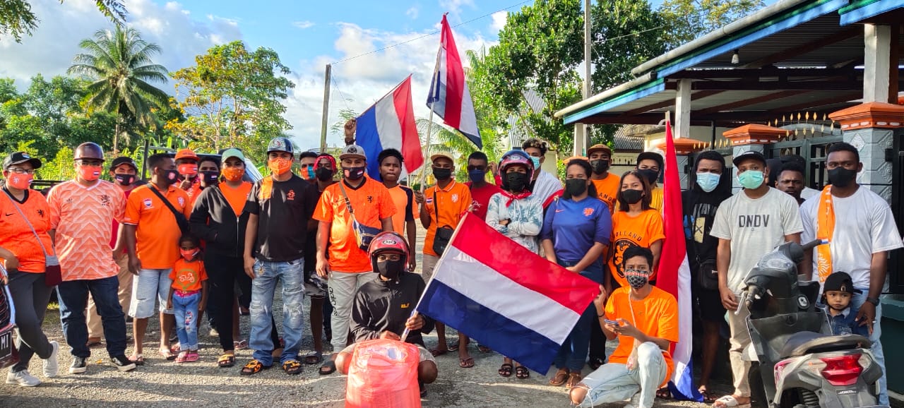 Fans Belanda Kabupaten Mimika bagi gratis masker