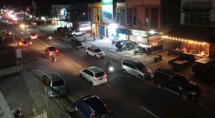 Arus lalu lintas Jln Budi Utomo pukul 19.00 WIT tadi malam.
