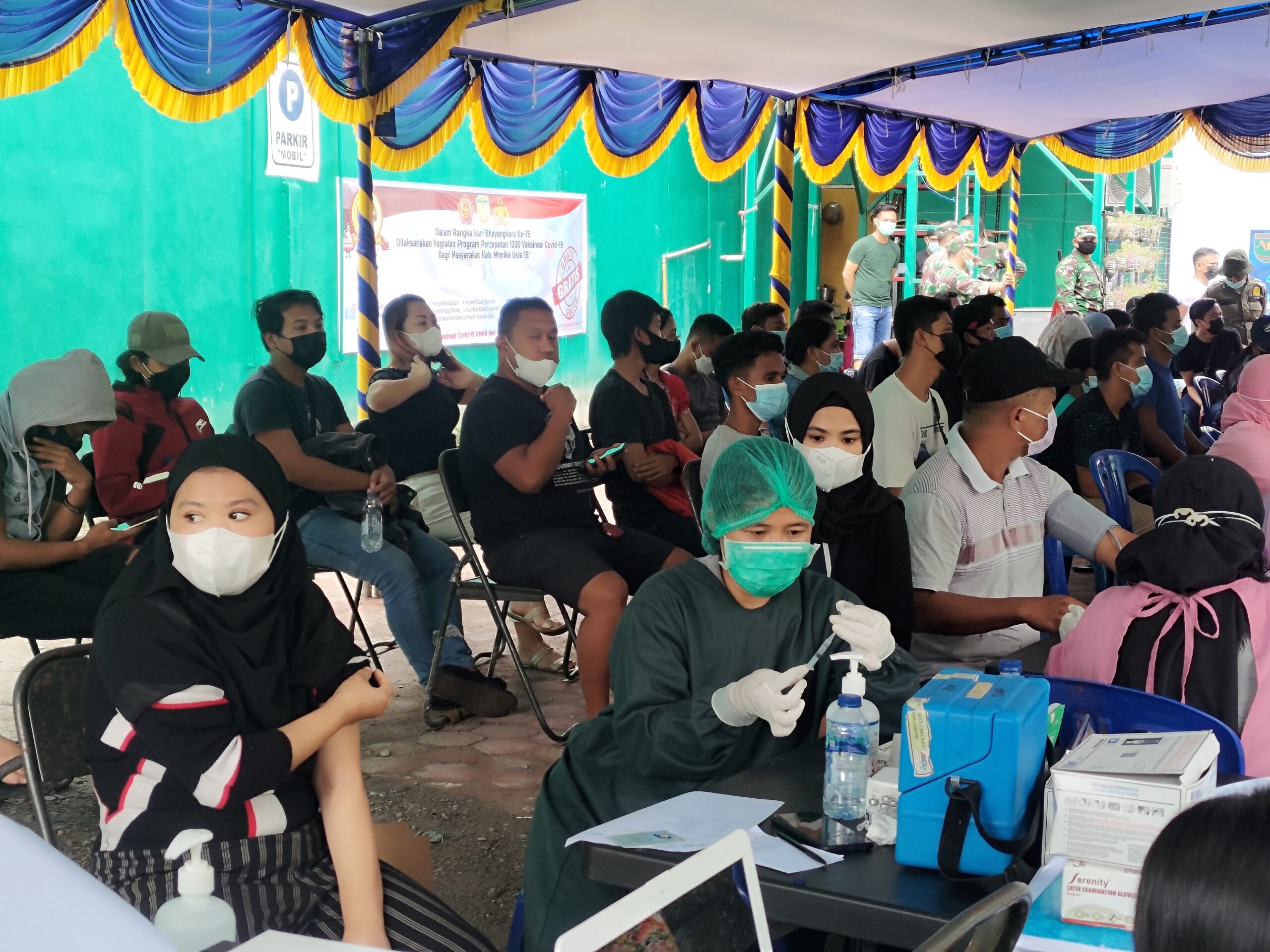 Masyarakat yang mengikuti vaksinasi nasional di Rumkitban Mimika