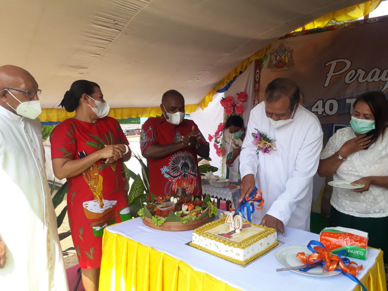 Pemotongan Kue Panca Windu oleh Pastor Pius Banda Pr didampingi Bupati Merauke