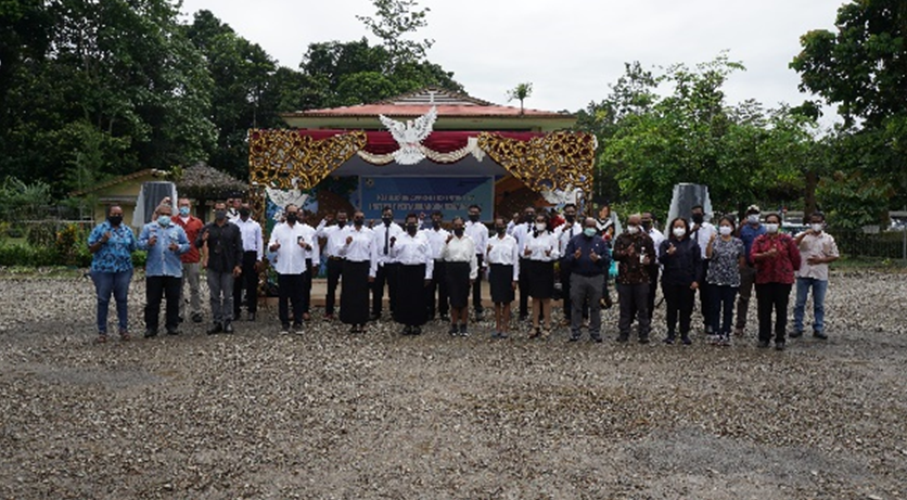 Lulusan program Apprentice Institut Pertambangan Nemangkawi berfoto bersama para istruktur dan jajaran pimpinan di IPN dan PTFI
