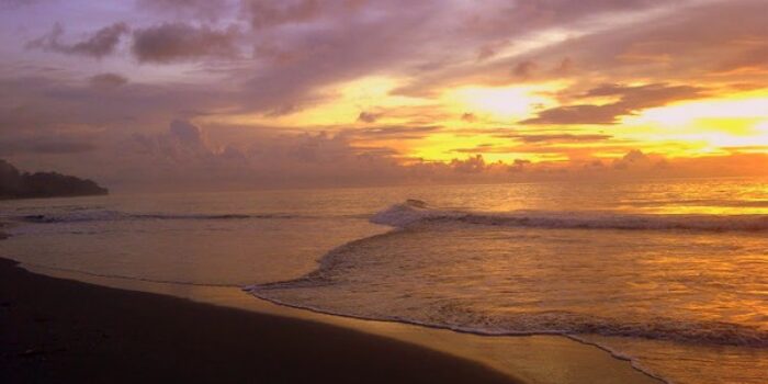 Menyaksikan Pesona Matahari Terbenam di Pantai Werur