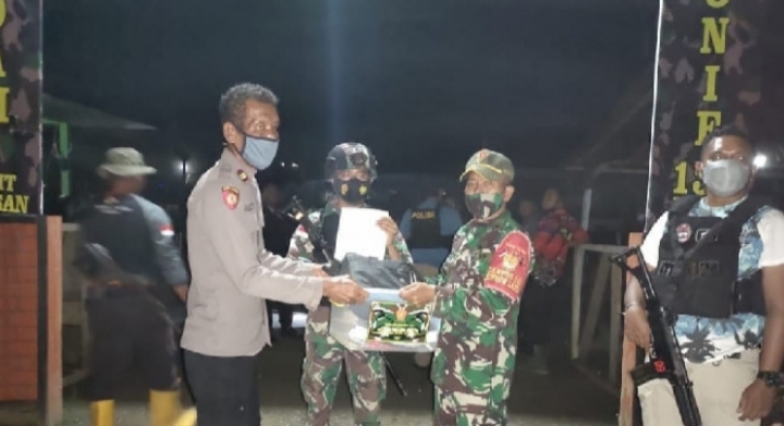 Satgas TNI Pamtas RI-PNG Yonif 131/Brs menyerahkan enam terduga anggota TPNPB/OPM dan satu warga Abepura bersama barang bukti ke Polres Keerom