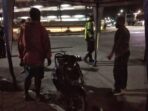Terobos Sekat Jalan Dua Pemabuk Dihentikan Polisi, Miras Ditumpah, Disuruh Pulang Jalan Kaki