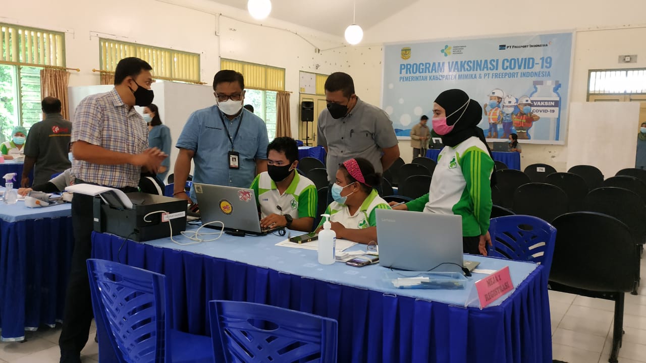 Kadinkes Mimika sedang memantau jalannya vaksinasi diarea PT Freeport Indonesia