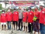 Waka Polda Papua Brigjen Pol Eko Rudi Sudarto bersama para petani di Kampung Mulia Kencana SP7, Distrik Iwaka, Mimika