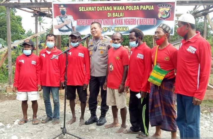 Waka Polda Papua Brigjen Pol Eko Rudi Sudarto bersama para petani di Kampung Mulia Kencana SP7, Distrik Iwaka, Mimika
