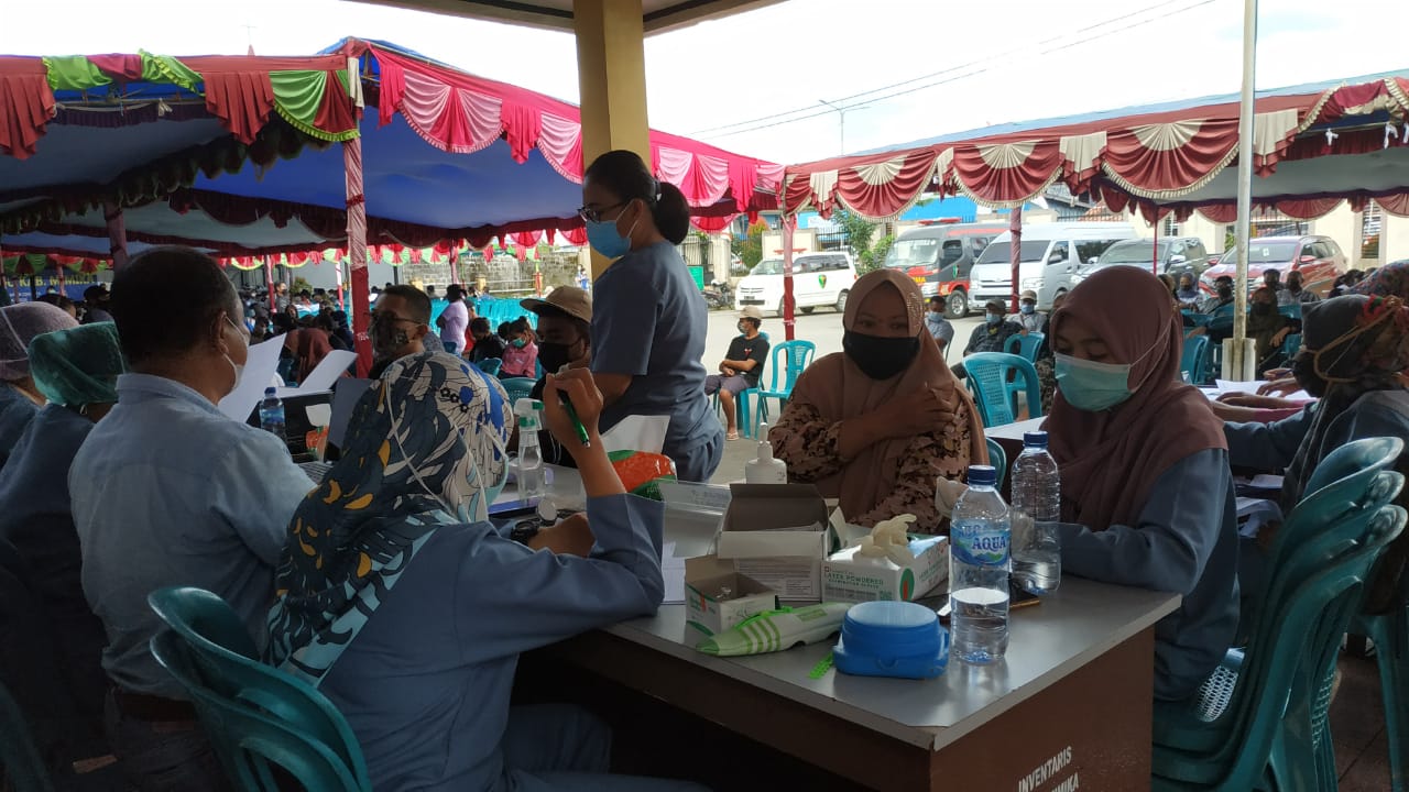 Antusiasme warga mengikuti vaksin di Polres Mimika
