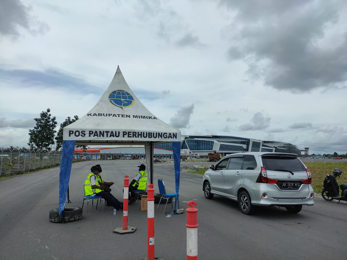 Petugas memungut retribusi kendaraan yang masuk di Terminal bandara baru moses kilangin Timika