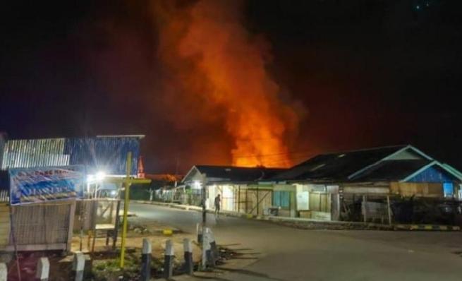 Sekelompok massa membakar rumah dan warung atau kios milik non OAP di Dogiai, Kamis malam (15/ 7).