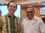 Ketua KIP Papua, Wilhelmus Pigai (kanan) bersama Philips Gobang, staf ahli Menkominfo RI dalam acara Bimtek Kelompok Kerja Indeks Keterbukaan Informasi Publik (IKIP) di Makasar Ujung Pandang