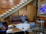 Gubernur Papua Lukas Enembe ketika melakukan perbincangan secara virtual dengan Ketua Asosiasi Bupati Pegunungan Tengah Papua Befa Yigibalom usai peluncuran buku 