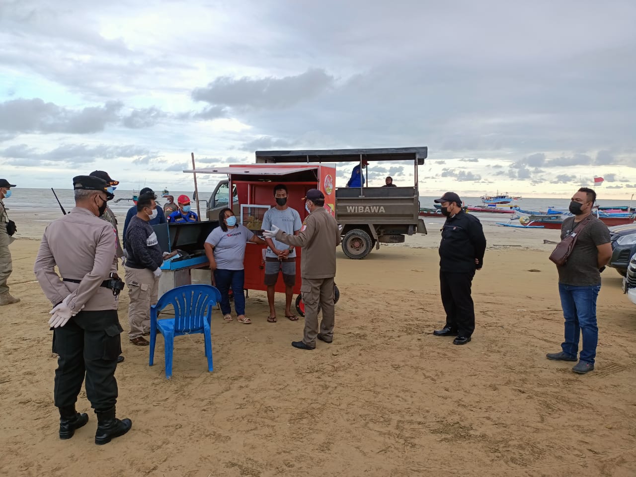Pembubaran kios jualan di Pantai Lampu Satu