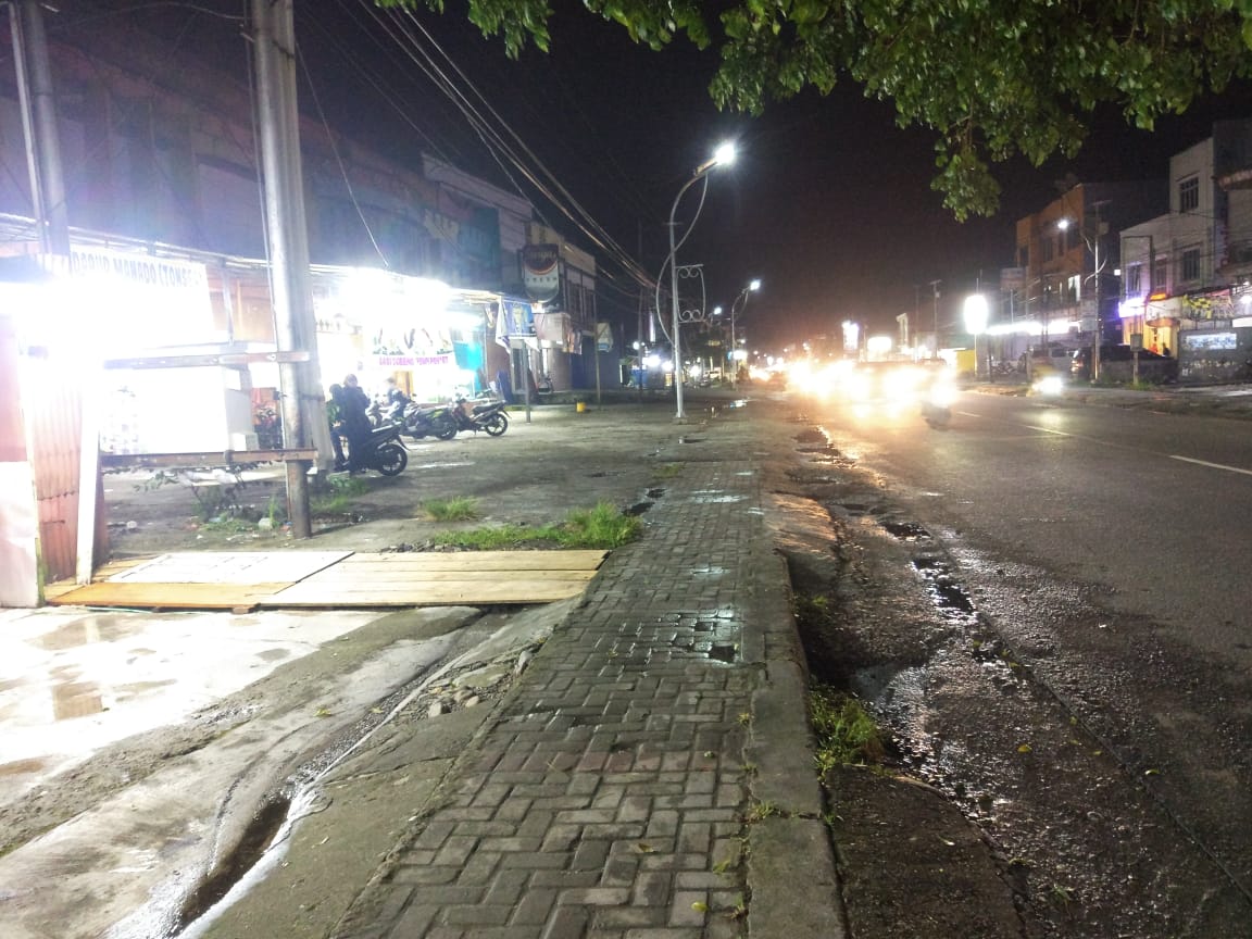 Sejak pagi hingga malam semua tempat usaha di Jalan Budi Utomo lengang setelah pemberlakuan satu arah.