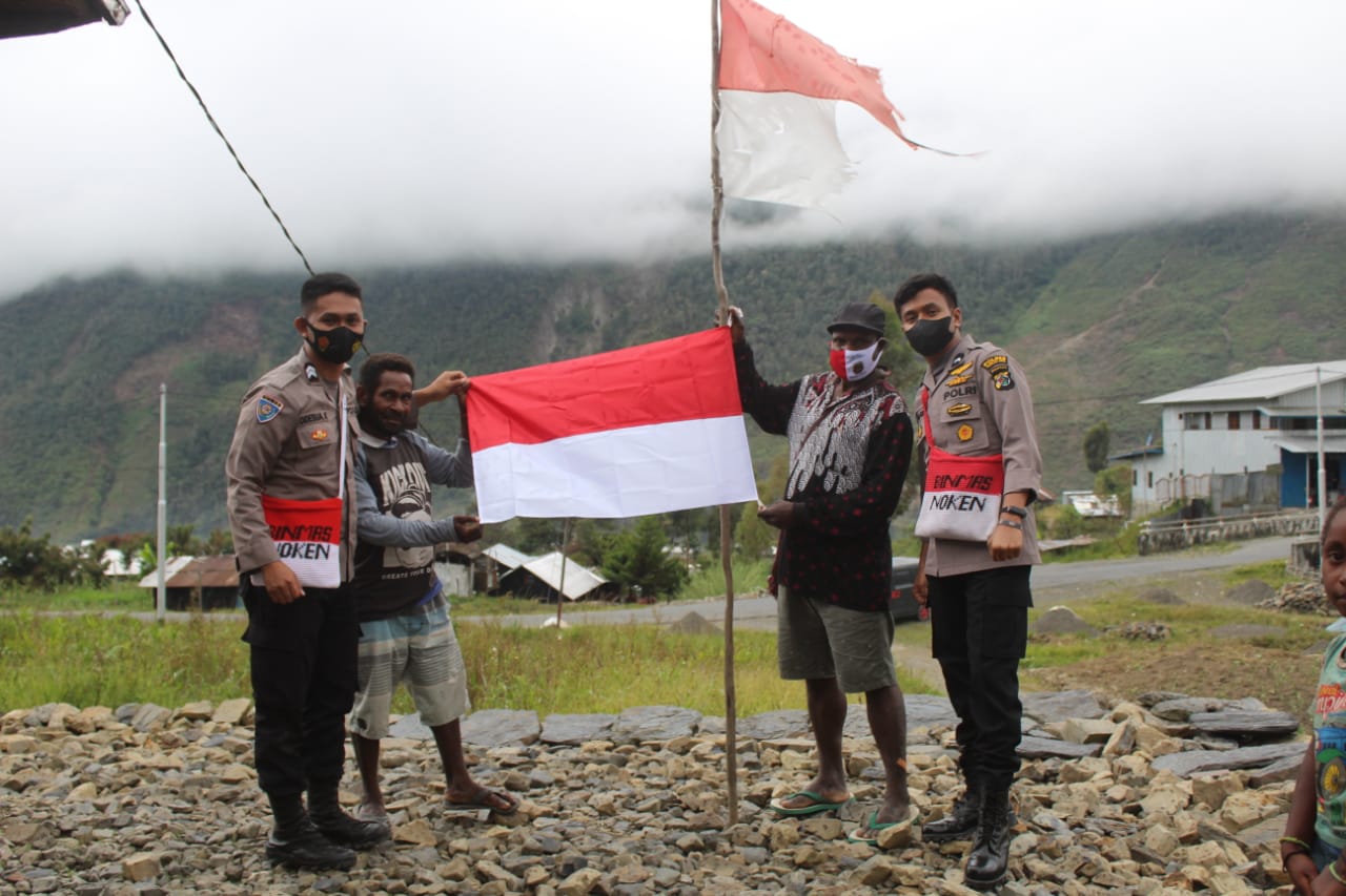 Bendera Merah Putih berkibar di kampung Jiginigime.