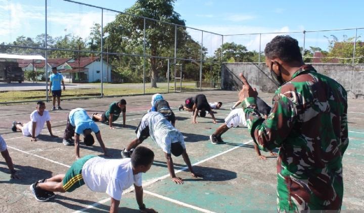 Sejumlah pemuda Kabupaten Mimika mengikuti bimbingan fisik dilakukan Kodum 1710/Mimika sebagai bekal mengikuti tahapan seleksi penerimaan calon bintara PK TNI AD Tahun Anggaran 2021.