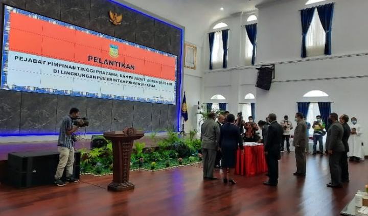Gubernur Papua Lukas Enembe melantik beberapa pejabat eselon II di Gedung Negara Jayapura pada Jumat (20/8).