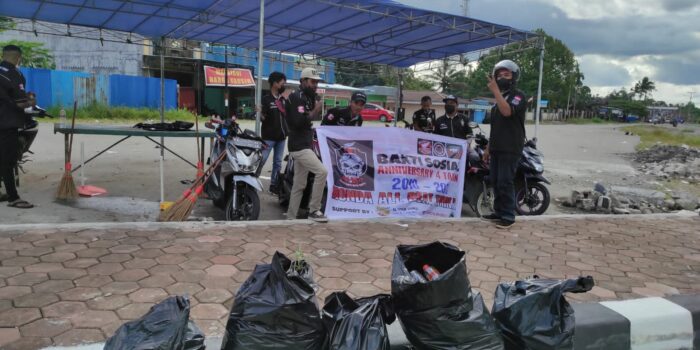 Komunitas Honda Beat Timika Bersihkan Sampah Sepanjang Jalan Cendrawasih