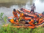 Jenazah Simon Kapirapu yang Ditemukan Terapung di Sungai Wania Dievakuasi ke RSUD Mimika