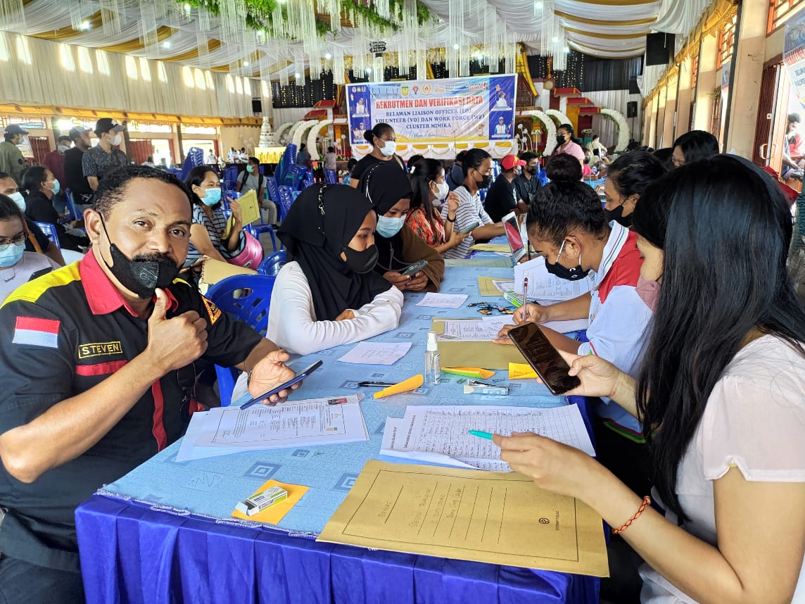 Para calon relawan PON sedang memasukan berkas pendaftaran di gedung Tongkonan
