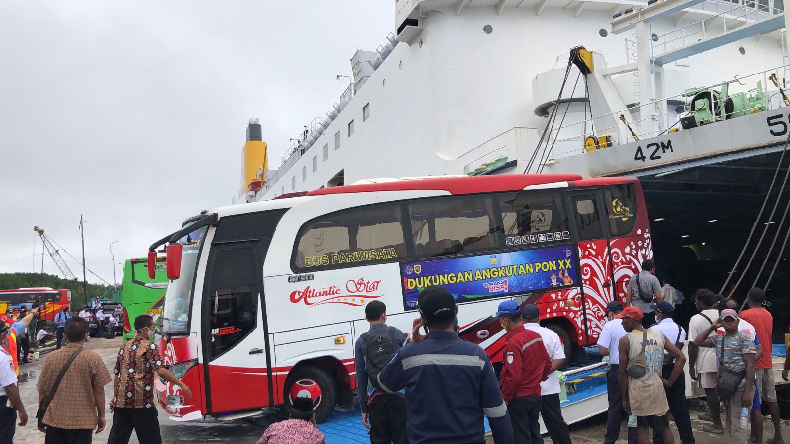 Bus PON tiba di Pelabuhan Pomako Timika.