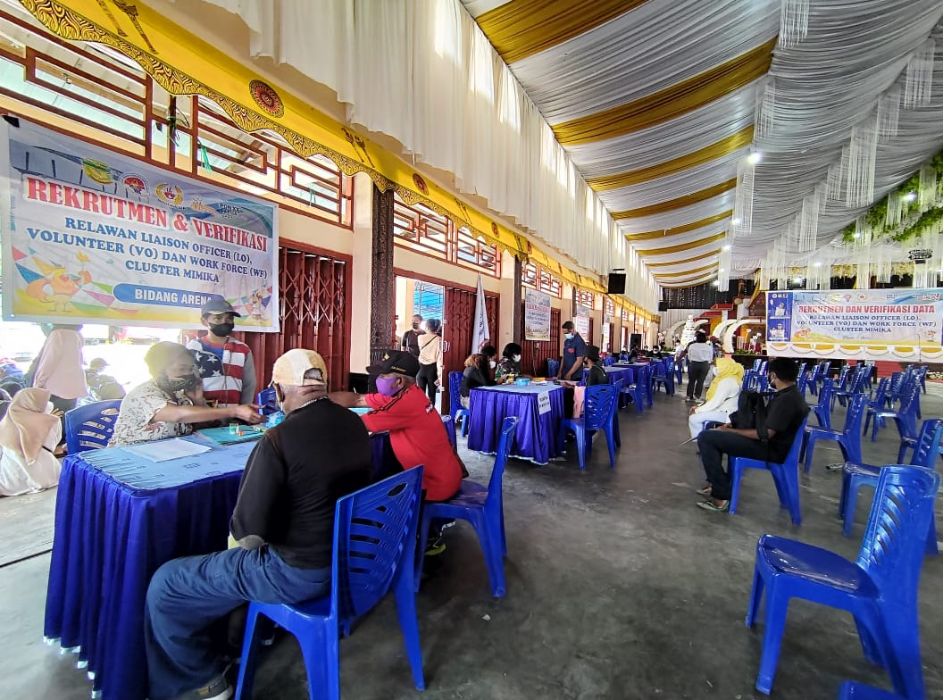 Masyarakat yang sedang mendaftar sebagai calon relawan PON digedung Tongkonan Timika