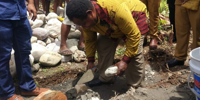 Peletakan batu oleh Tokoh Agama Kwamki Narama