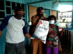 Kantor “Ibu Risma” Salurkan Bantuan 10 Kilogram Beras ke 275 Warga Kampung Nawaripi
