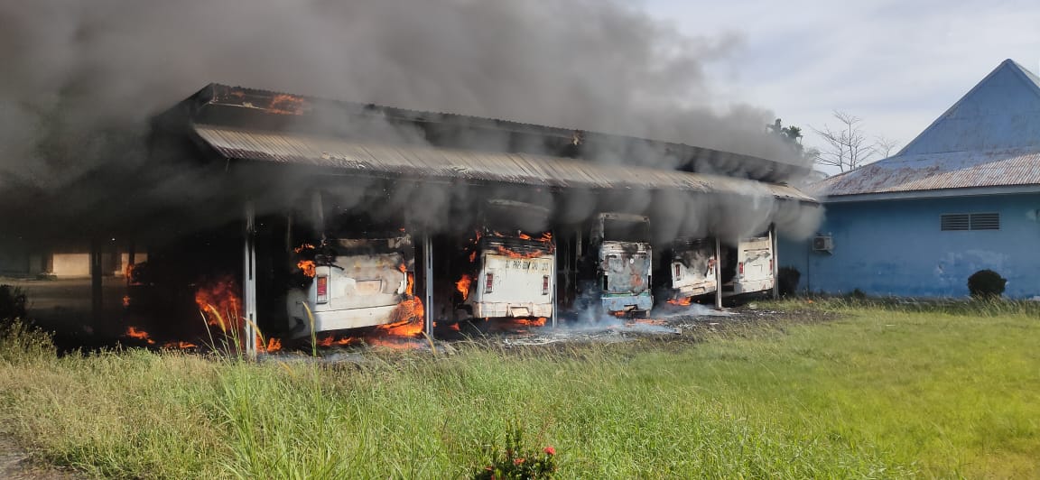 Tampak bus yang sedang terbakar