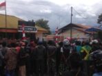 Warga Jayawijaya yang berdemonstrasi ke Posindo Wamena