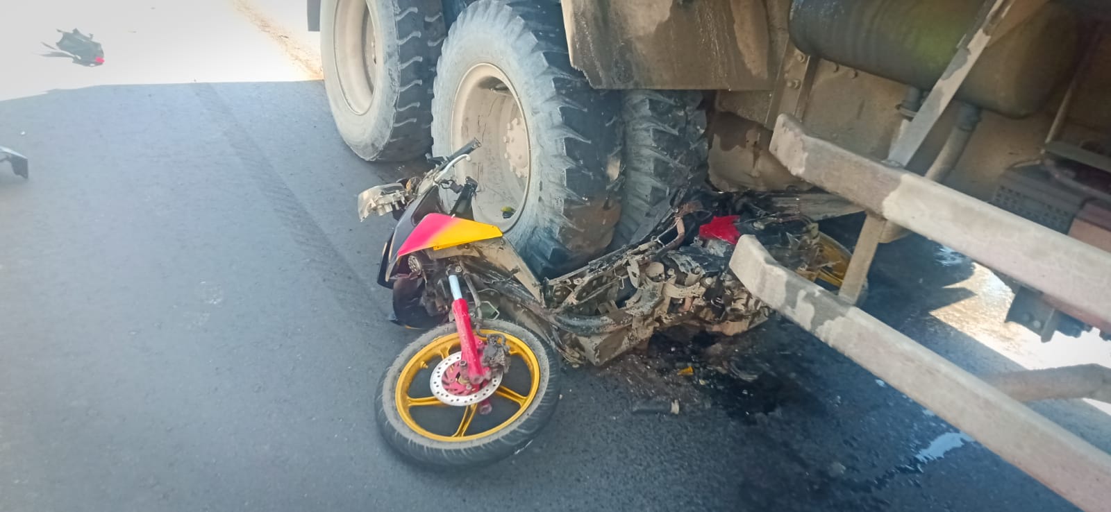 Sepeda motor milik Jermias Alom dilindas dumptruk.