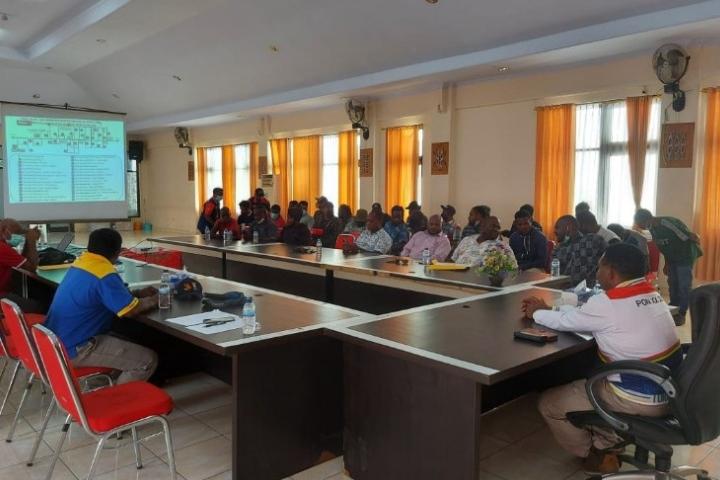 Kepala Dinas PUPR Provinsi Papua Girius One Yoman bersama perwakilan mahasiswa membahas pelaksanaan pekerjaan berkenaan dengan persiapan PON XX