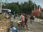 Sejak Tadi Pagi, Jalan Masuk Sekretariat Sub PB PON Kluster Mimika Dipalang Warga