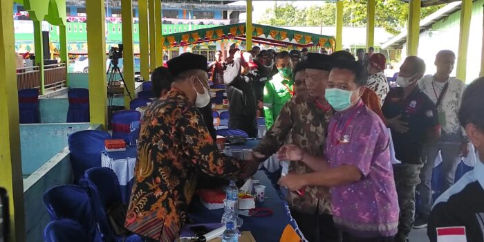 Warga Jawa dari berbagai paguyuban, cabang dan komunitas saat memberikan selamat kepada H.Imam Parjono yang purna tugas sebagai Ketua Umum KKJB Periode 2018-2021.
