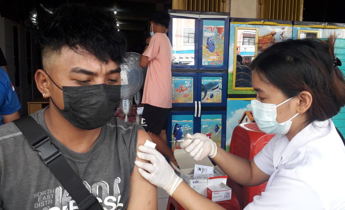 Warga mengikuti kegiatan vaksin di Polres Mimika.