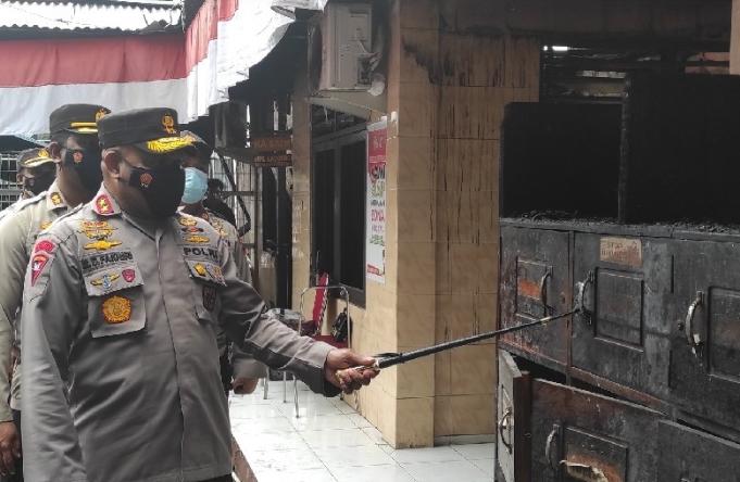 Kapolda Papua Irjen Pol. Mathius Fakhiri melihat kondisi Mapolsek KP3 Bandara Sentani yang ludes terbakar beserta sembilan ruko yang ada di sekitarnya.