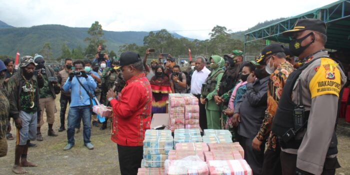 Diberi Bantuan 12 Miliar, Konflik Perang Suku Pergantian Kepala Kampung Wilayah II Berakhir Damai