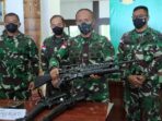 Pangdam XVII/Cenderawasih Mayjen TNI Ignatius Yogo Triyono memegang salah satu senjata api yang diamankan anggota Koramil Batom dari KSB jenis M 16 yang memiliki pelontar granat (GLM), Rabu (8/9).