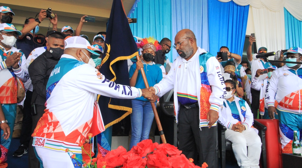 Gubernur Papua menyerahkan pataka kepada Ketua Kontingen Papua di PON XX