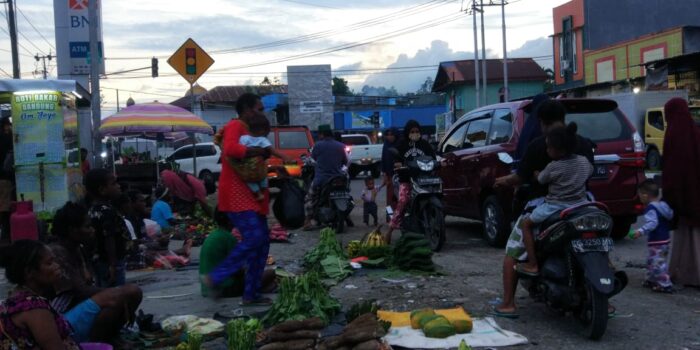 Pedagang Pasar Minggu Padati Badan Jalan, Lurah Kamoro Jaya: Rencananya Dialihkan ke SP 4