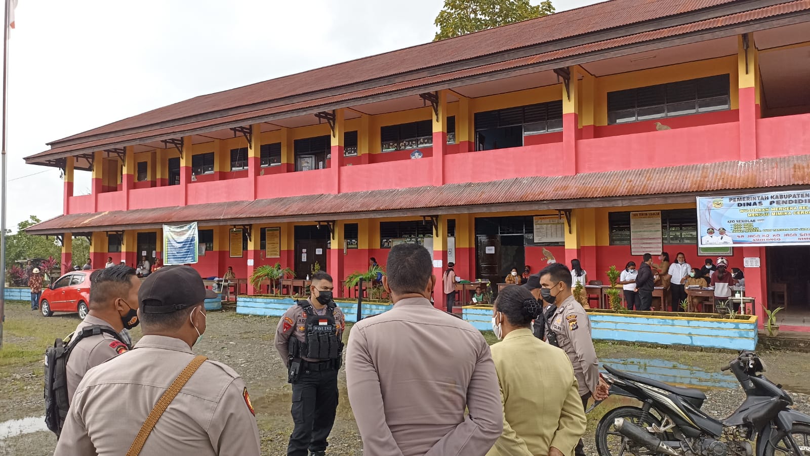 Polisi mengamankan aksi para guru di SDN Inauga, Sempan, Timika.