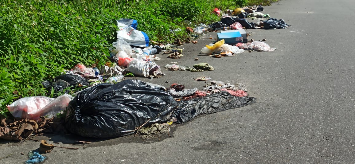 Sampah di budi utomo ujung yang berserakan kejalan