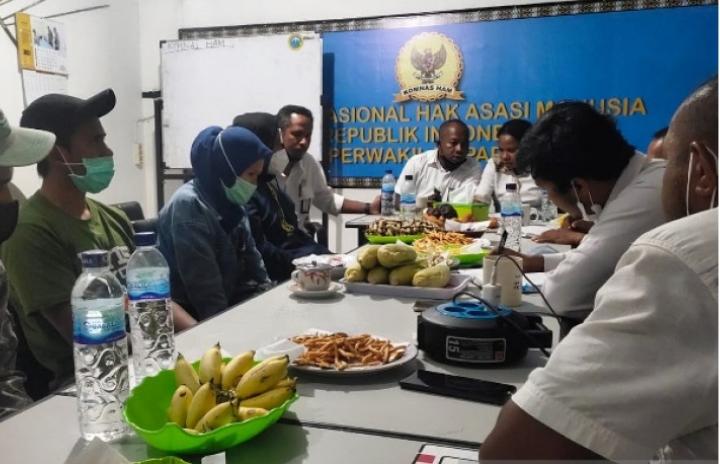 Kepala Kantor Komnas HAM Perwakilan Papua Frits B. Ramandey bersama staf menerima pengaduan tenaga kesehatan korban kekerasan KKB Kiwirok Pegunungan Bintang di Kantor Komnas HAM Papua, Jayapura, Selasa (21/9/2021). 