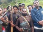 Foto Gerald Sokoy di tengah gerombolan bersenjata di Papua pimpinan Lamek Taplo di Distrik Kiwirok, Kabupaten Pegunungan Bintang, Papua, yang beredar di media sosial