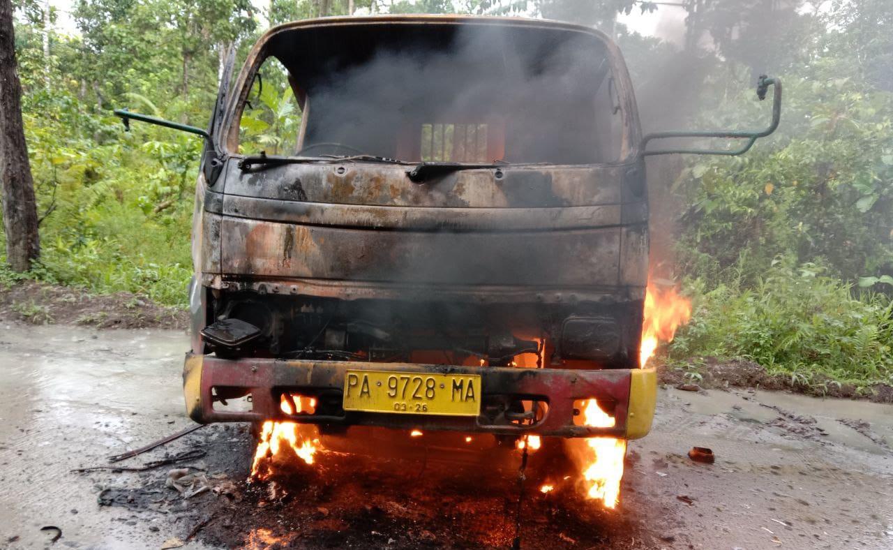 Mobil truk dibakar sekelompok warga di Djayanti, Jumat (24/9). Dipastikan tidak mengganggu jalannya PON Mimika.