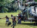 Tenaga kesehatan yang menjadi korban serangan kelompok kriminal bersenjata (KKB) turun dari helikopter milik TNI AD di Lapangan Frans Kaisepo Makodam XVII Cenderawasih, Kota Jayapura, Papua, Jumat (17/9/2021).