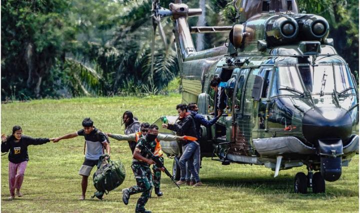 Tenaga kesehatan yang menjadi korban serangan kelompok kriminal bersenjata (KKB) turun dari helikopter milik TNI AD di Lapangan Frans Kaisepo Makodam XVII Cenderawasih, Kota Jayapura, Papua, Jumat (17/9/2021).