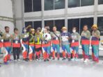 Penyumbang medali emas Andi Abdul Rohman (keenam dari kanan) foto bersama tim Papua di Hanggar Bandar Udara Internasional Mozes Kilangin Timika Sisi Selatan, Rabu malam (29/9/2021). Foto : Yosefina Dai Dore