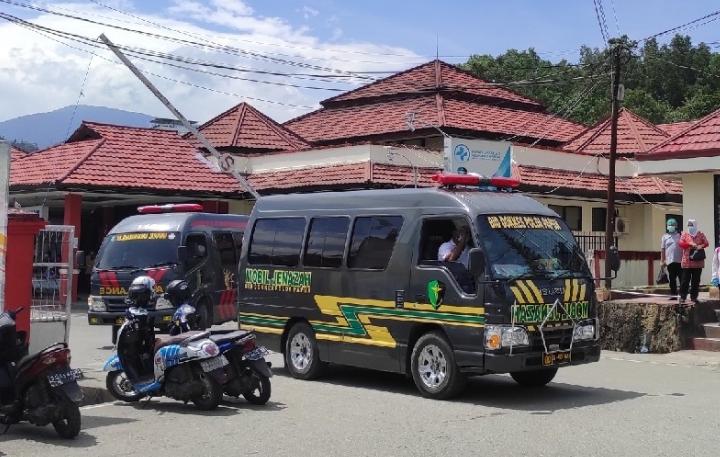 Jenazah Bhayangkara Dua Muhammad Kurniadi yang gugur dalam baku tembak dengan KKB di Kiwirok, Kabupaten Pegunungan Bintang, Minggu (26/9) dievakuasi ke Aceh melalui Medan untuk dimakamkan di kampung halamannya di Tamiang.